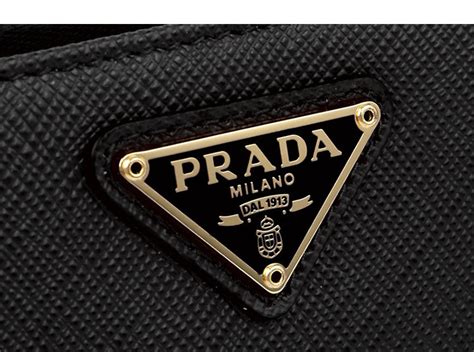 三角形logo衣服|當代最成功的商標 PRADA賦予三角形多樣貌的獨特識別度 